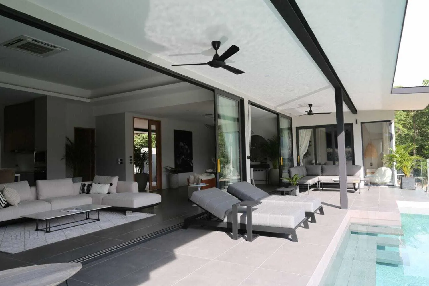 Élégante villa avec piscine privée 4 chambres à vendre à Thalang — Miniature 11
