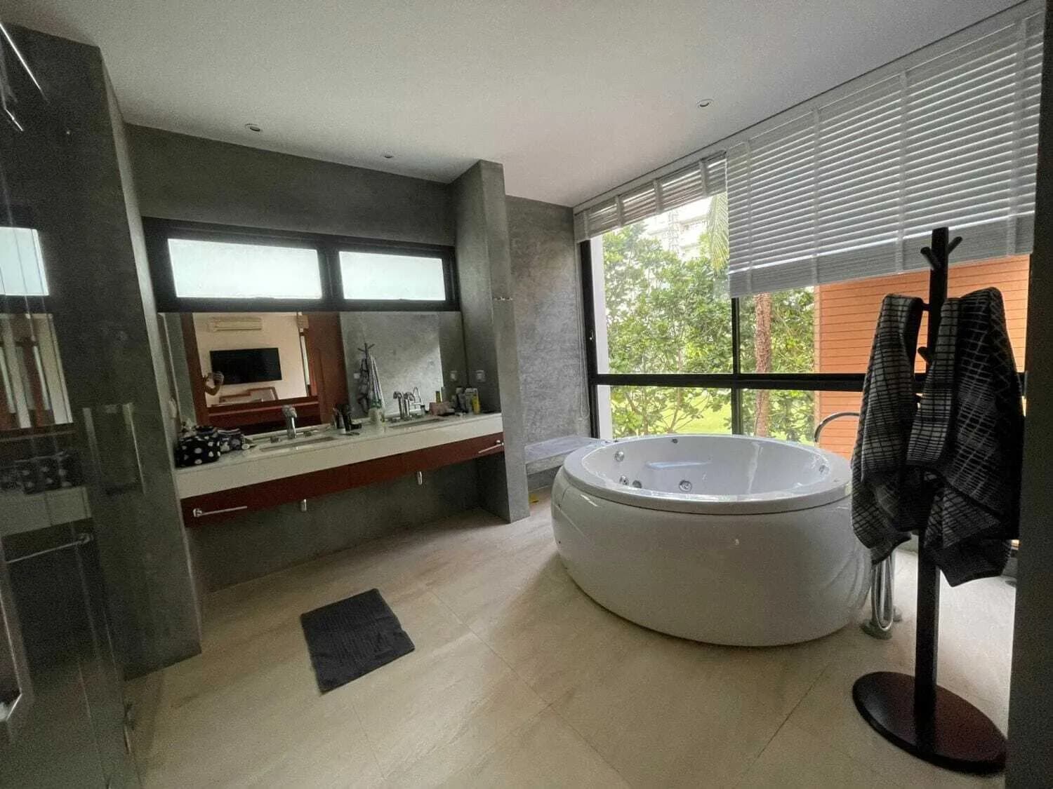 Villa privée avec piscine 4 chambres récemment rénovée à vendre — Miniature 11