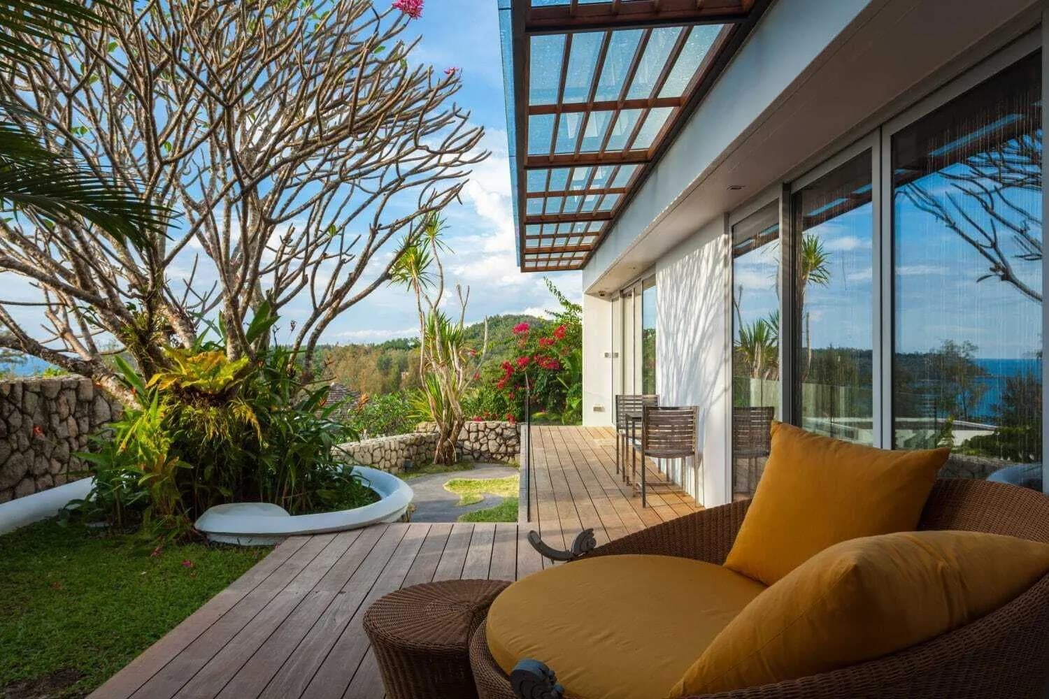 Vue mer – Villa 3 chambres avec piscine privée à louer à Surin — Miniature 5