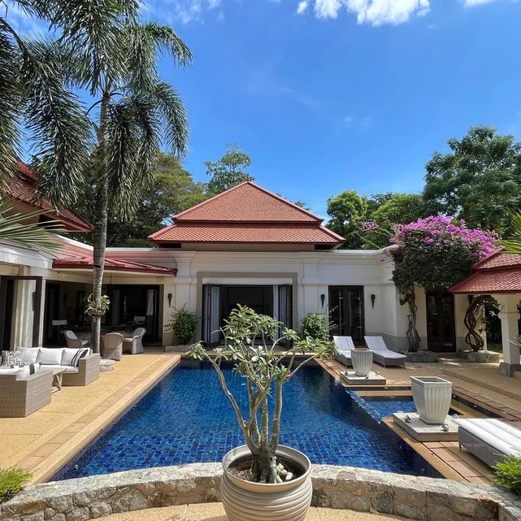 Villa de style balinais 4 chambres avec piscine privée à vendre à Choeng Thale, Phuket — Photo 1