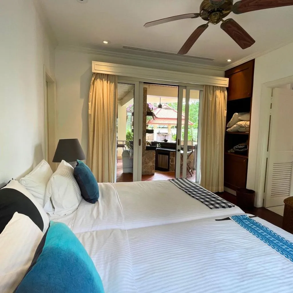 Villa de style balinais 4 chambres avec piscine privée à vendre à Choeng Thale, Phuket — Miniature 5