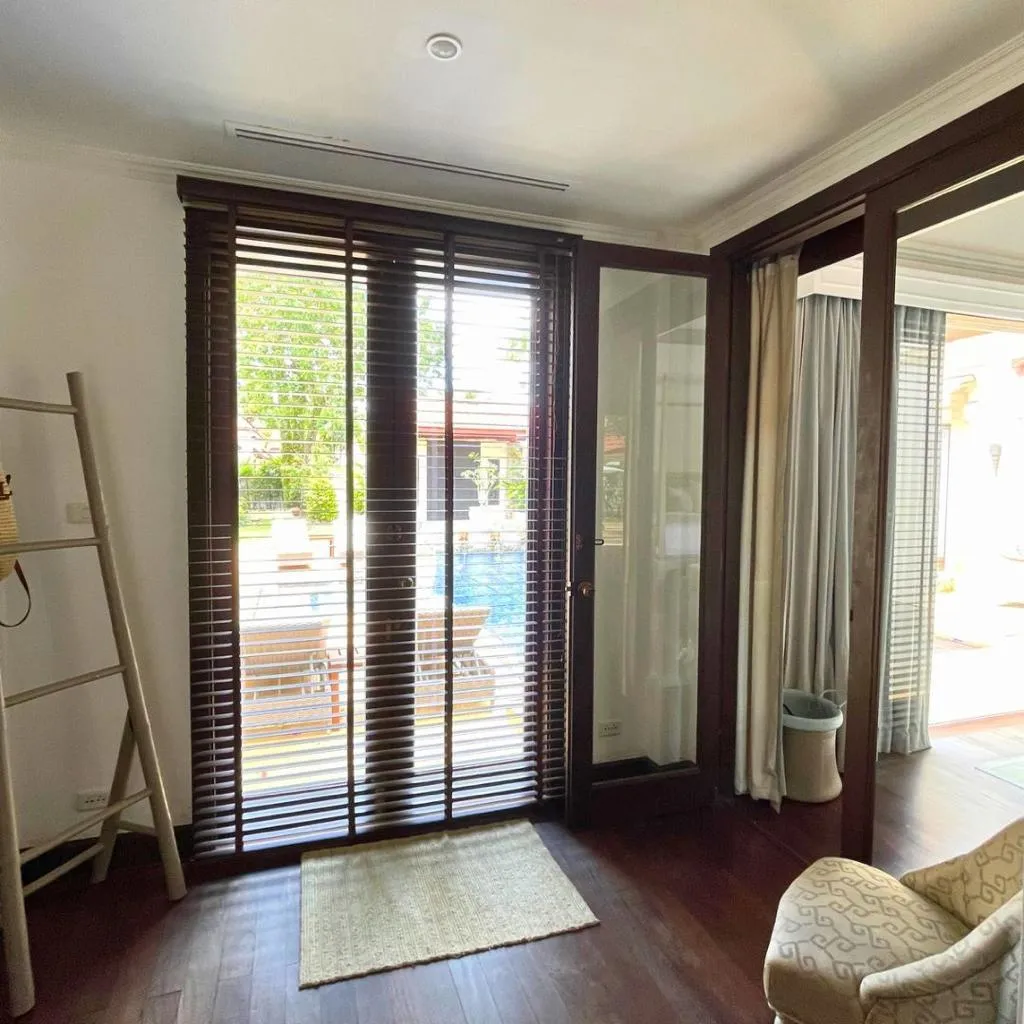 Villa de style balinais 4 chambres avec piscine privée à vendre à Choeng Thale, Phuket — Miniature 11