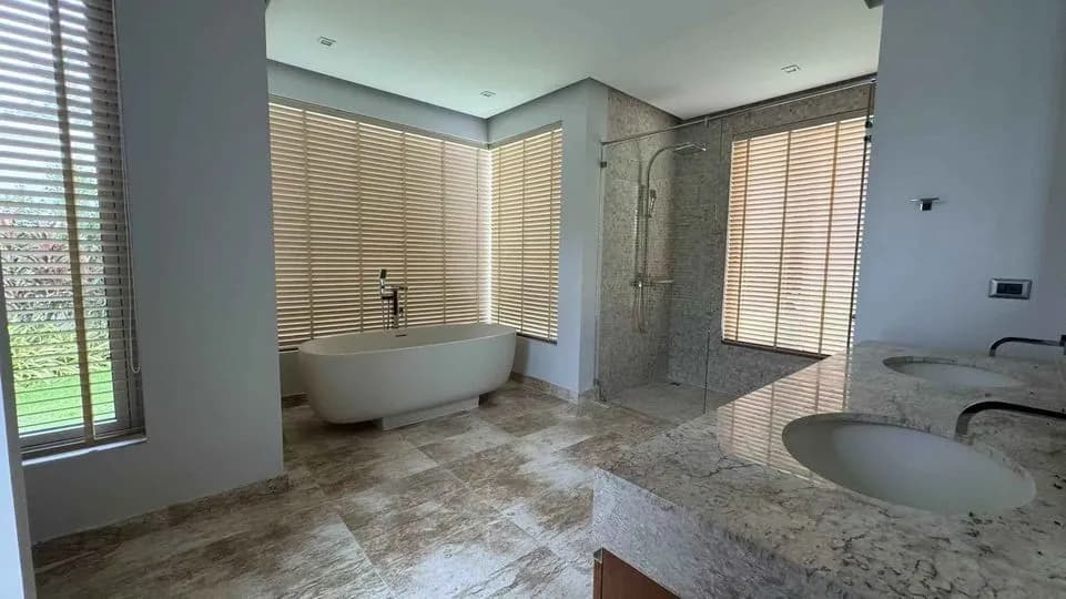 Spacieuse villa Botanica de 1 400 m², 5 chambres avec piscine privée à louer à Choeng Thale, Thalang — Miniature 16