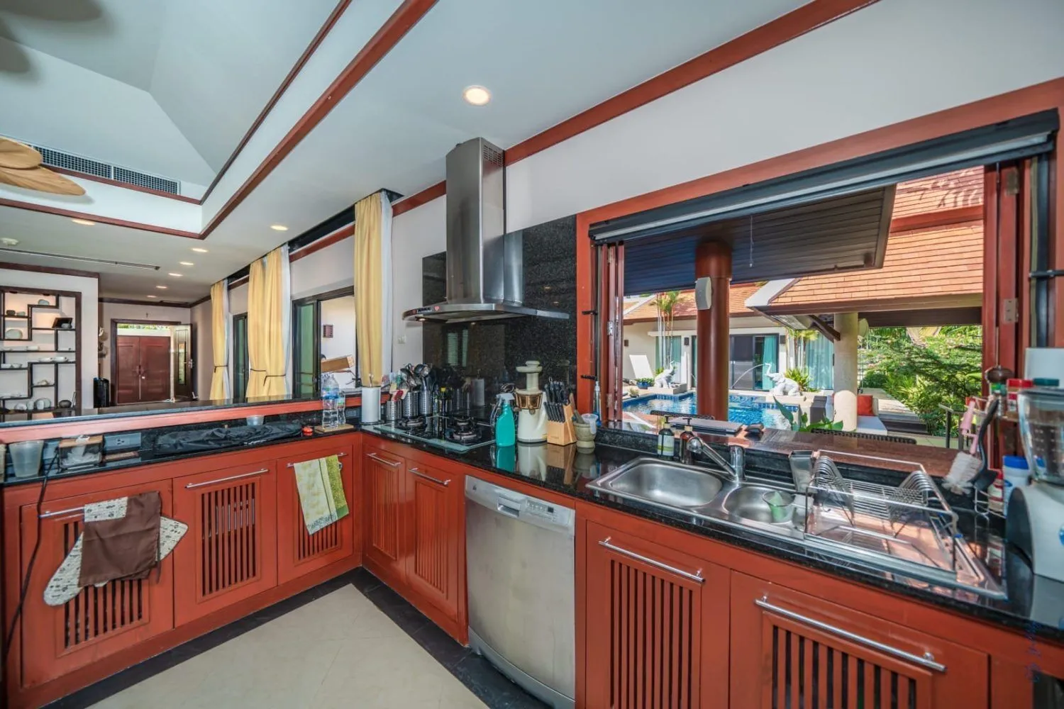 Baan Bua, villa de luxe 4 chambres avec piscine privée à vendre à Nai Harn-Rawai, Phuket — Miniature 3