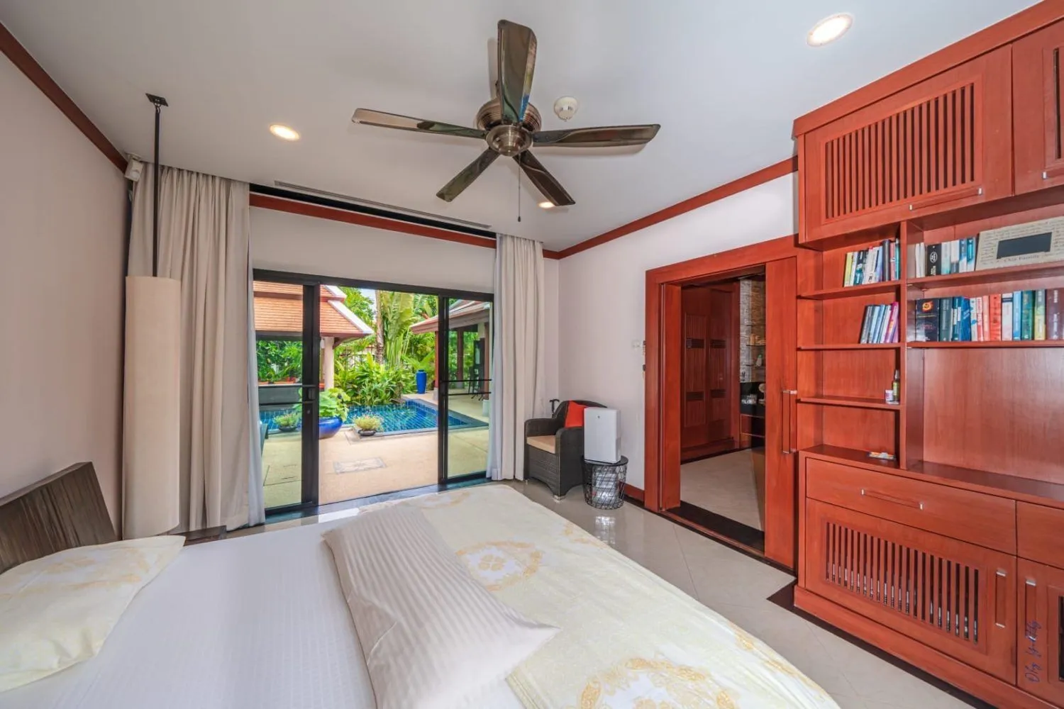 Baan Bua, villa de luxe 4 chambres avec piscine privée à vendre à Nai Harn-Rawai, Phuket — Miniature 11