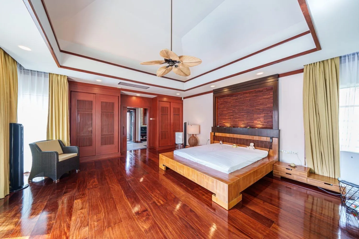 Baan Bua, villa de luxe 4 chambres avec piscine privée à vendre à Nai Harn-Rawai, Phuket — Miniature 20