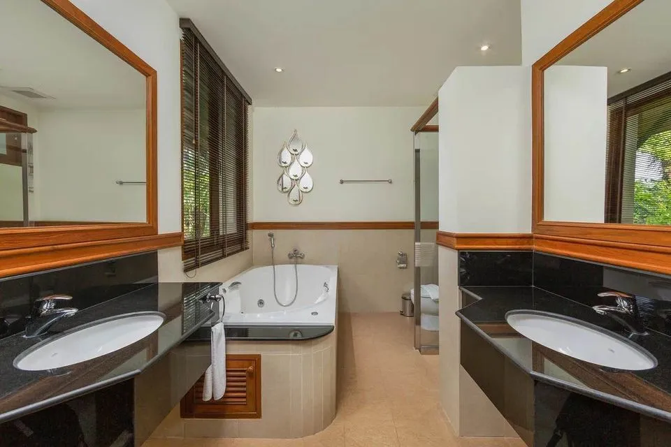 Luxueuse villa avec piscine 4 chambres à louer avec superbe vue lac dans le secteur de Bang Tao — Miniature 2