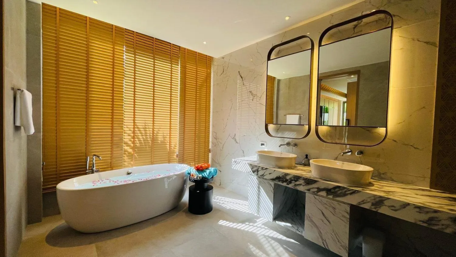 Erawana : luxueuse villa avec piscine 4 chambres à louer à Choeng Thale, Phuket — Photo 1