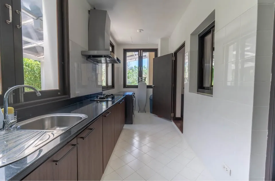 Laguna Village Lakeview – Élégante villa avec piscine 4 chambres en location longue durée — Miniature 8