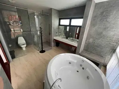 Villa 4 chambres avec piscine privée, récemment rénovée, à louer à Kathu