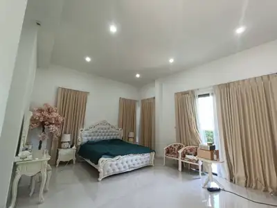Grand jardin avec vue montagne – 4 chambres à louer à Kathu