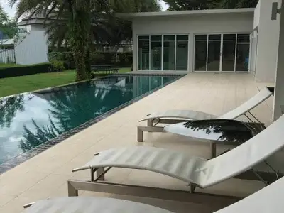 Villa 4 chambres avec grand jardin et piscine privée à louer à Kathu