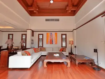 Villa exclusive 4 chambres avec bureaux de 1 300 m² avec piscine privée à vendre à Bang Tao, Phuket