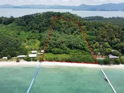 Terrain de 84 rais en bord de plage de sable à vendre sur l'île de Naka Yai, Phuket