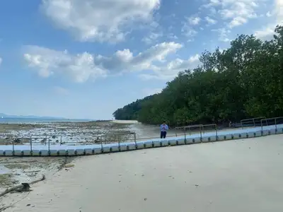 Terrain de 94 rais en bord de plage de sable à vendre sur l'île de Naka Yai, Phuket