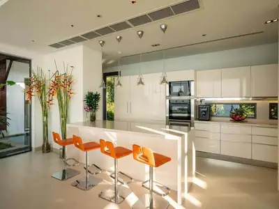 Élégante villa avec piscine 4 chambres vue mer à louer à Nai Thon