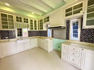 Élégante villa avec piscine 4 chambres à louer à Tanode Estate 2, Cherngtalay