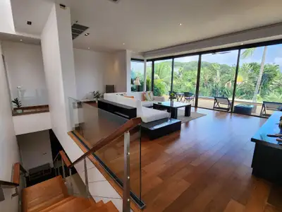 Penthouse duplex familial de luxe entièrement meublé avec vue piscine & jardin