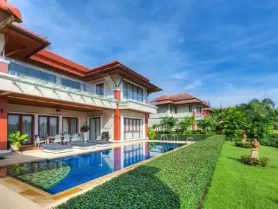 Spacieuse villa avec piscine 5 chambres vue lac à louer à Laguna, Phuket