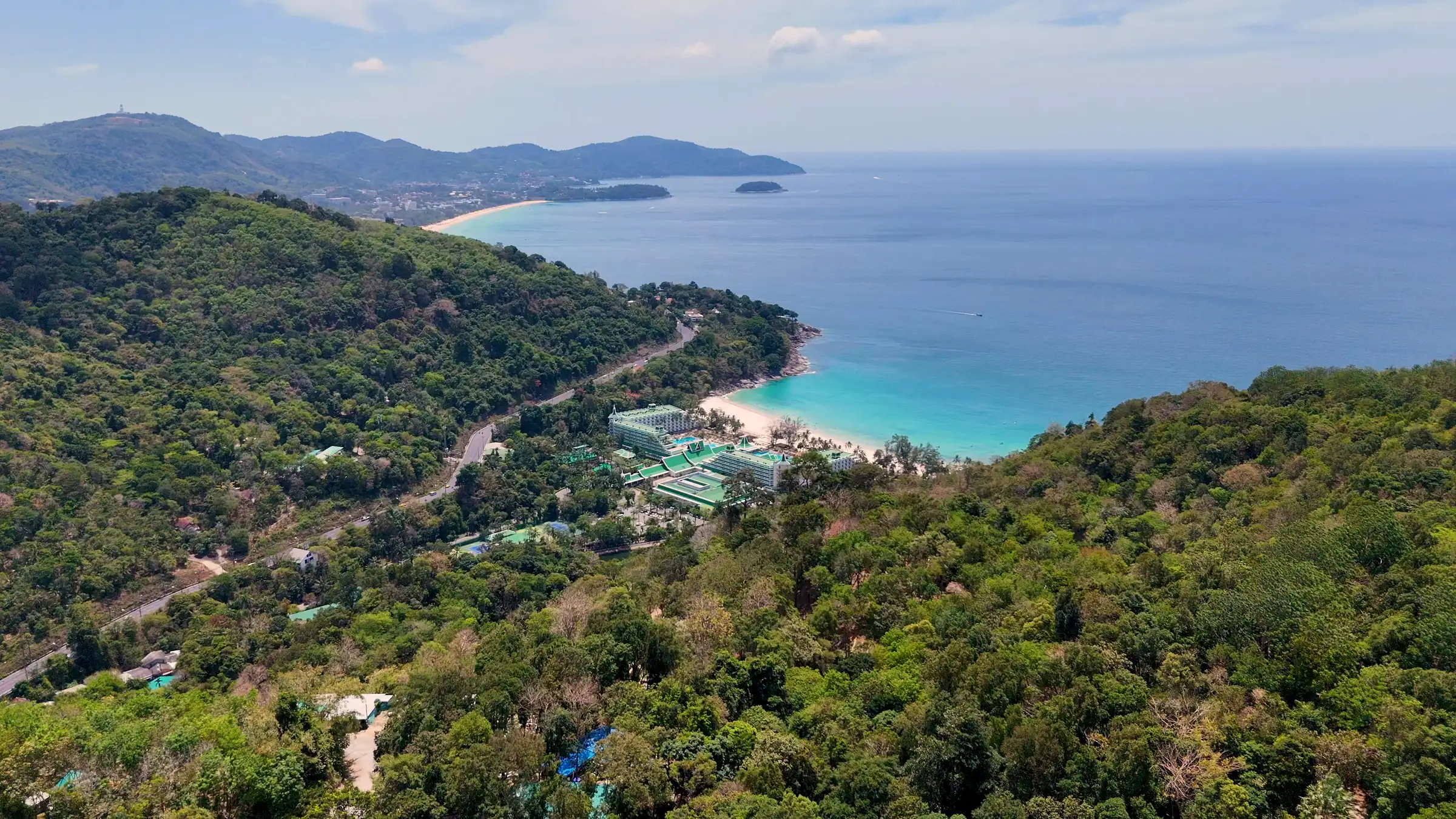 Vue aérienne de caps boisés au-dessus d’une baie turquoise sur la côte de Phuket