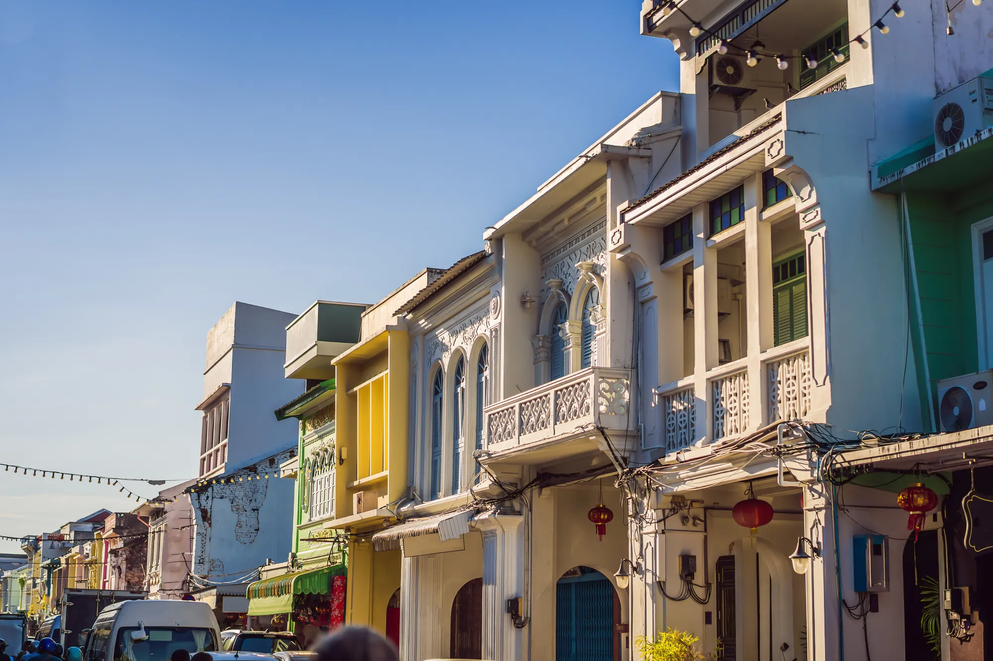 Une rue de maisons-boutiques sino-portugaises restaurées dans la vieille ville de Phuket