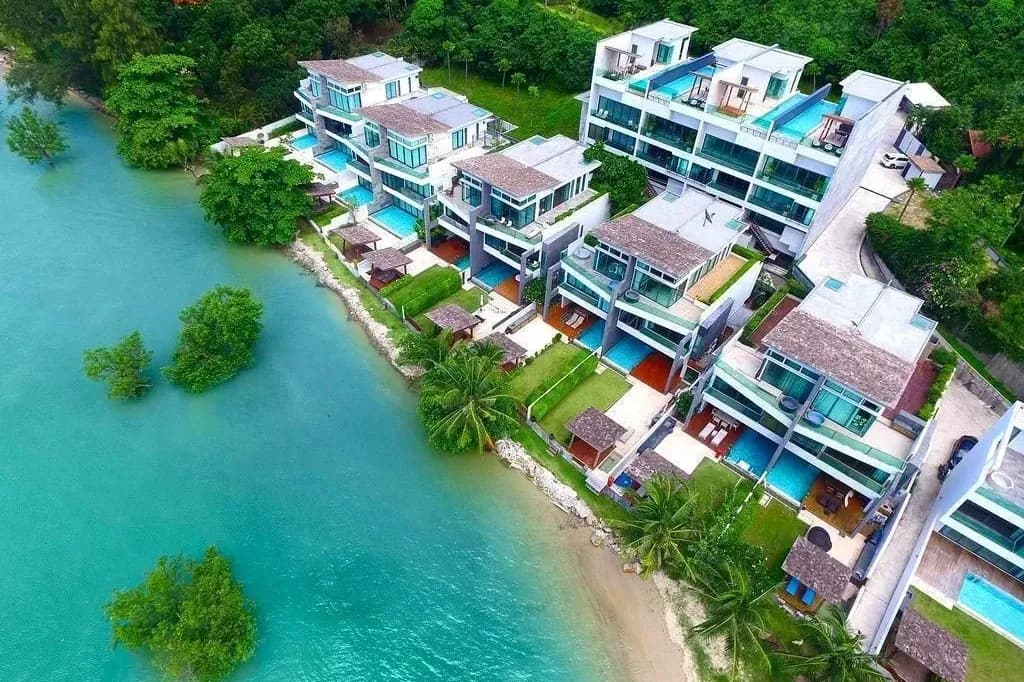 Vue aérienne de villas avec piscine et vue mer en bord de mer à Rawai