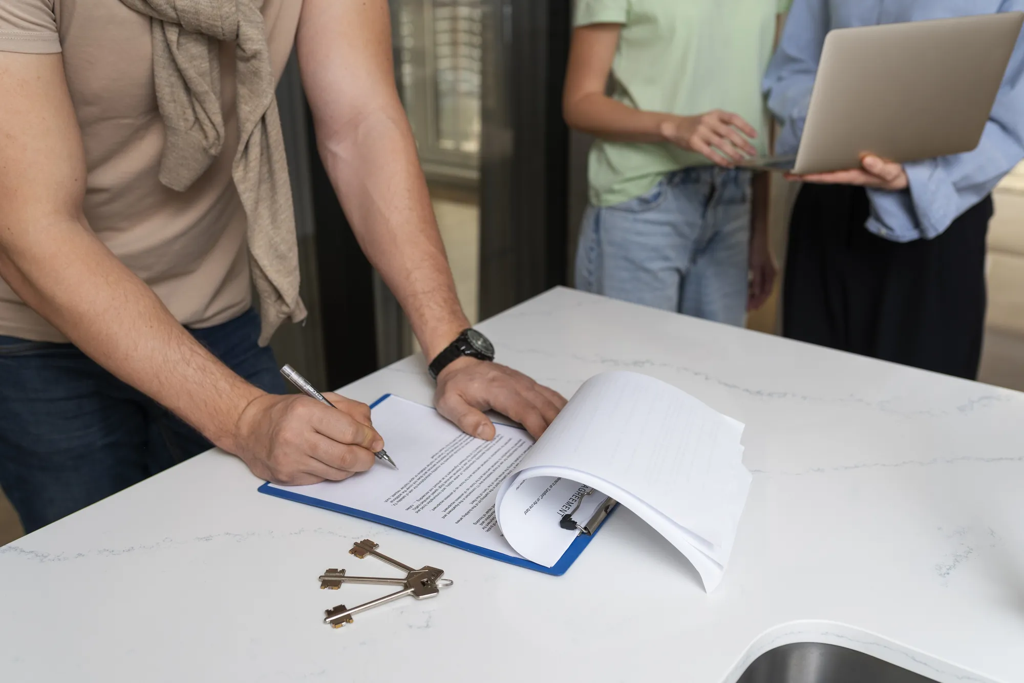Vue de profil d’un acheteur signant un document imprimé à un bureau